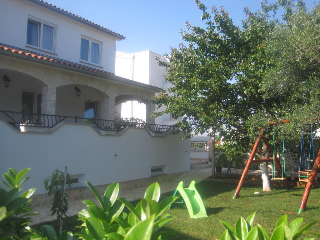 Apartments Tina Pula Bagian luar foto