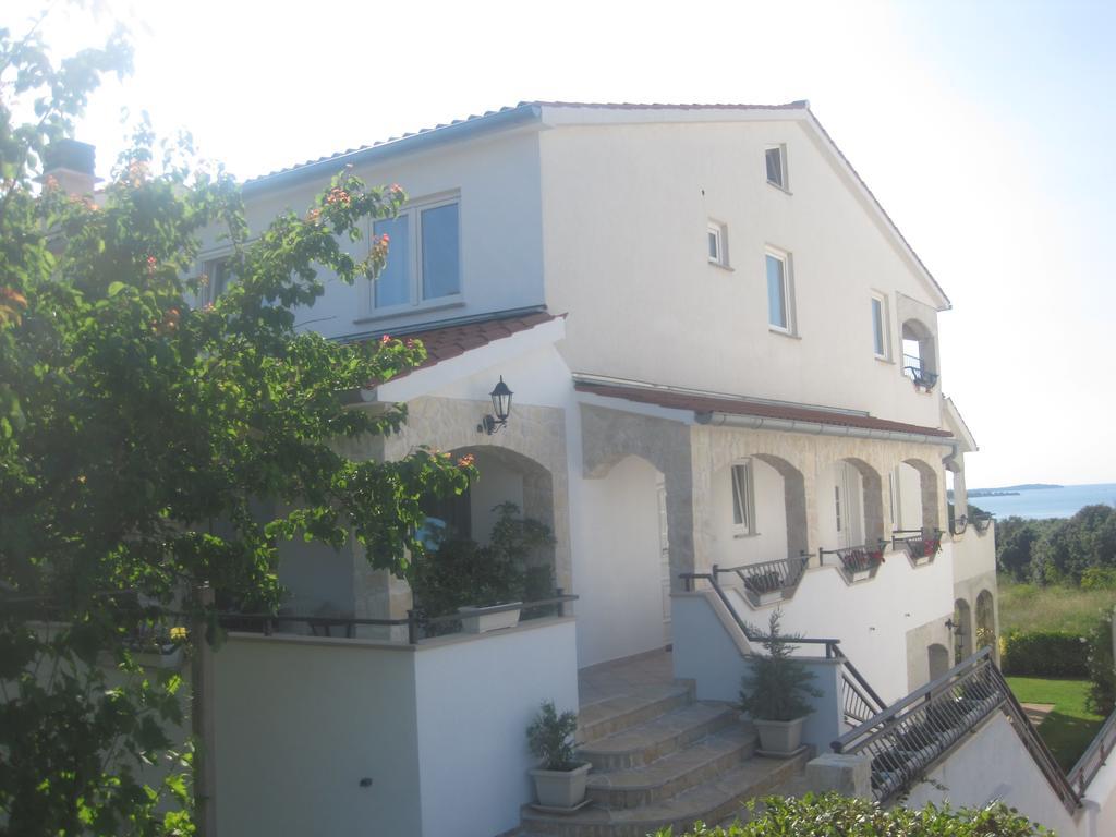 Apartments Tina Pula Bagian luar foto
