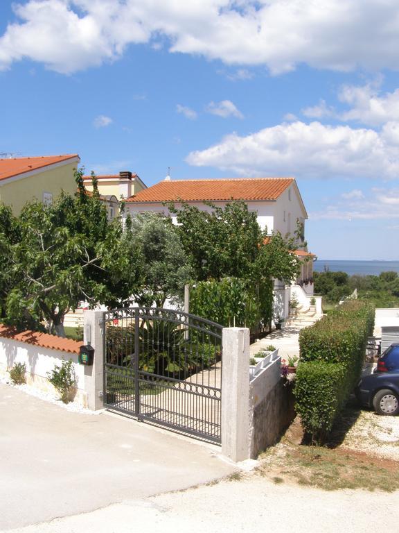 Apartments Tina Pula Bagian luar foto